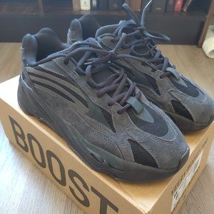 YEEZY V2 VANTA Size 8 mens